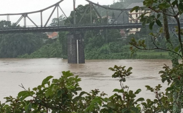 Rio passa dos nove metros e alerta permanece em Blumenau