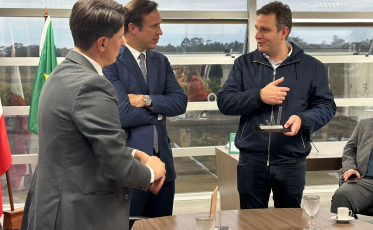 Ricardo Guidi recebe homenagem da OAB em Criciúma