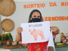 Biomédico vegetariano ganha porco na rifa da fazendinha 