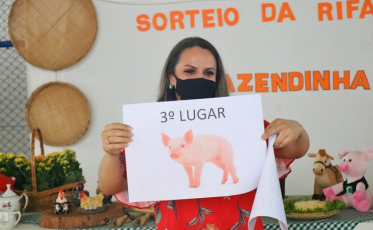 Biomédico vegetariano ganha porco na rifa da fazendinha 