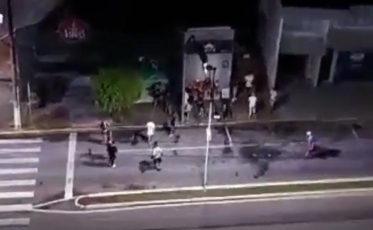 Briga generalizada termina com homem baleado em Orleans (VÍDEOS)