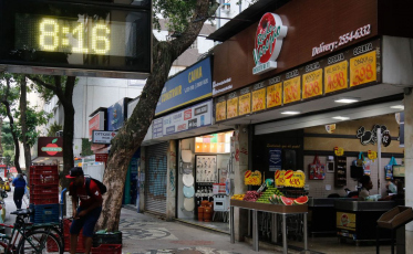 Vendas no varejo têm queda de 31,8% em abril