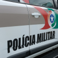 Colisão entre motocicleta e van escolar deixa homem ferido no bairro Morro Estêvão, em Criciúma