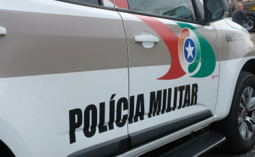 Colisão entre motocicleta e van escolar deixa homem ferido no bairro Morro Estêvão, em Criciúma
