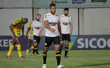 Expulso, Rodrigo desfalca Criciúma pela primeira vez na temporada 