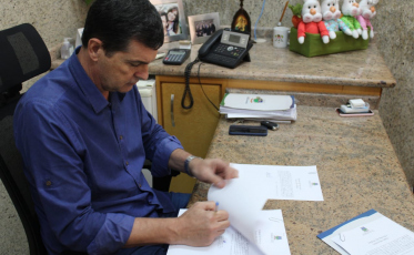 Mais uma via do bairro Mina Fluorita recebe pavimentação