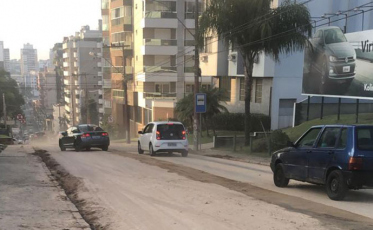 Trânsito bloqueado na ligação entre as ruas Hercílio Luz e São José