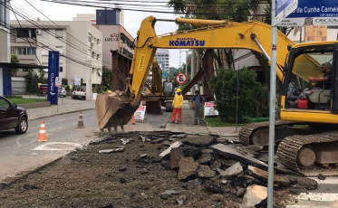 Tráfego interrompido na João Cechinel