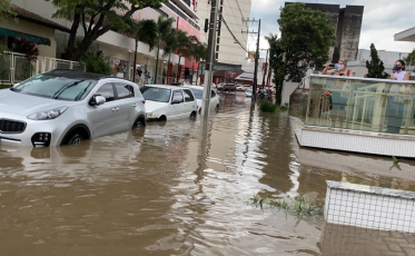 Em poucos minutos, o tempo virou. Ruas alagadas em Criciúma (VÍDEOS)