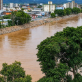 Rio Tubarão atinge cota de emergência após temporal