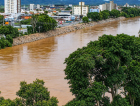 Rio Tubarão atinge cota de emergência após temporal