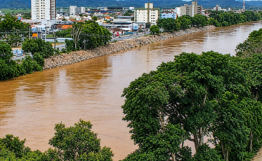 Rio Tubarão atinge cota de emergência após temporal