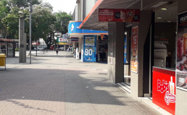 Em plena quarentena, gente na praça e até sorveteria aberta