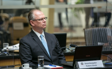 Por 6 votos de diferença: Rubens Schulz é eleito presidente do TJSC