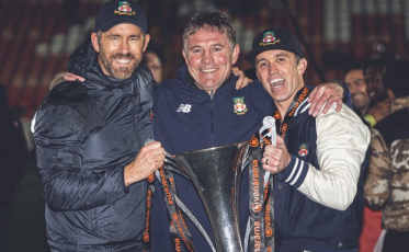 Wrexham, time de Ryan Reynolds e Rob McElhenney, faz história e consegue acesso após 15 anos