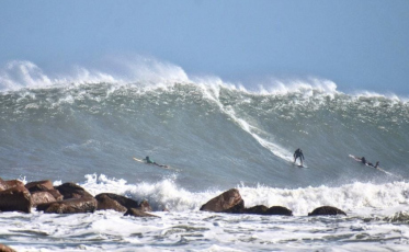 Laguna vira palco da elite do surfe com ondas gigantes no Cardoso