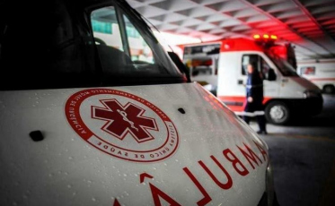 Homem tem fratura exposta após colisão entre carro e moto