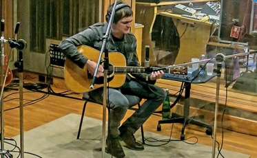 Samuel Rosa regrava “Tão Seu” para campanha contra o câncer infantil