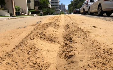 Uma manhã e quatro carros atolados na rua Santo Antônio 