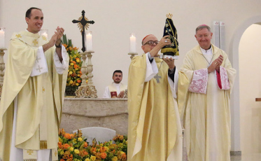 Imagem de Nossa Senhora Aparecida é entronizada no Santuário de Içara
