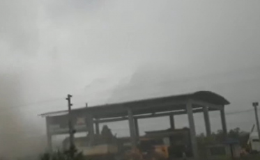 Usina de asfalto leva fumaça e mau cheiro aos moradores do Sangão (VÍDEO)