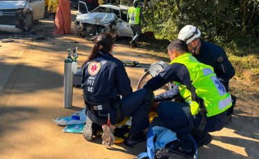Homem morre após colisão frontal entre carro e caminhonete em SC