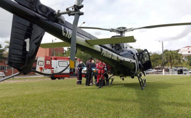 Homem é hospitalizado após acidente envolvendo carro e patrola