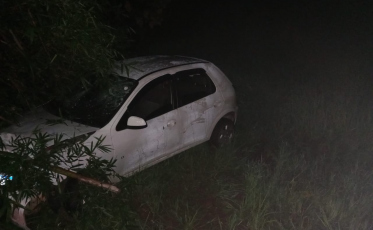 Meleiro: três pessoas ficam feridas após carro sair da pista