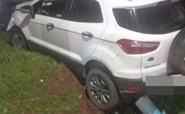 Içara: três pessoas ficam feridas após carro sair da pista