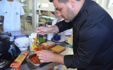 Saimon Novack comenta sobre o curso de Gastronomia da Unesc