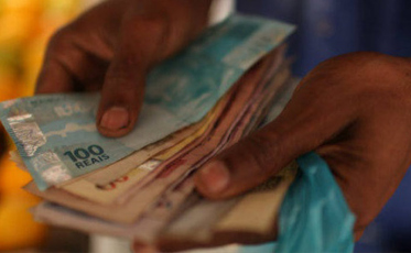 Governo reduz previsão de aumento do salário mínimo