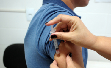 Cerca de 25% dos jovens entre 20 e 29 anos já se vacinaram contra o sarampo, afirma Ministério da Saúde