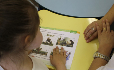 O papel da escola e da família na educação é discutido em palestra