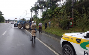 Scania sai da pista e tomba na SC-108; Motorista não foi encontrado no local