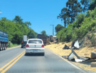 Trânsito fica em meia pista na SC-108 após caminhão tombar em Urussanga