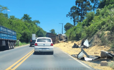 Trânsito fica em meia pista na SC-108 após caminhão tombar em Urussanga
