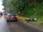 Motociclista é encaminhado ao hospital após colidir contra carro na SC-108