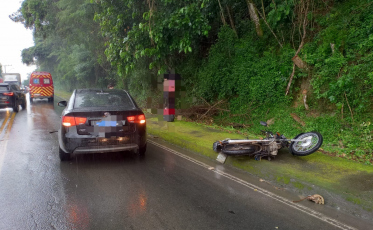 Motociclista é encaminhado ao hospital após colidir contra carro na SC-108