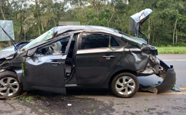 SC-108: motorista perde o controle do veículo e colide em barranco em Urussanga