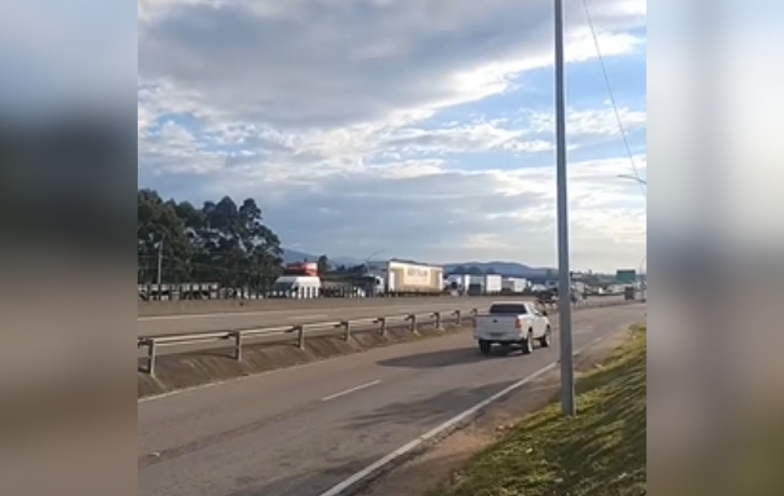 Bloqueio na Ponte Anita Garibaldi gera 5 km de filas na BR-101
