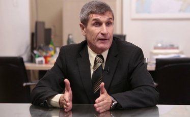 Hassler dispara contra 