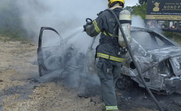 Incêndio deixa veículo destruído em Timbé do Sul