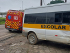 Motociclista fica ferido após colidir contra van escolar em Içara