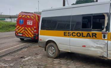 Motociclista fica ferido após colidir contra van escolar em Içara