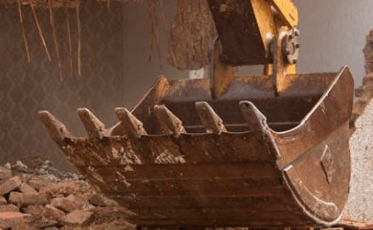 Imóvel abandonado é demolido em Criciúma e outros estão na lista