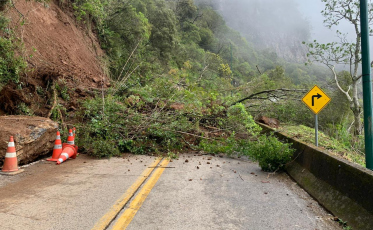 Equipe limpa pista após queda de barreira na Serra do Rio do Rastro (FOTOS e VÍDEO)