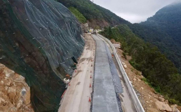 Ministro crava e obra histórica na Serra da Rocinha será entregue neste mês