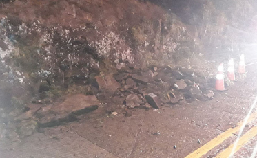 Queda de barreira deixa parte da Serra do Rio do Rastro em meia pista