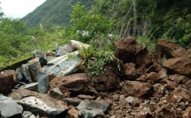 Queda de barreira bloqueia Serra do Rio do Rastro