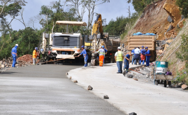 Pavimentação da Serra da Rocinha deve ser entregue em novembro, diz ministro 